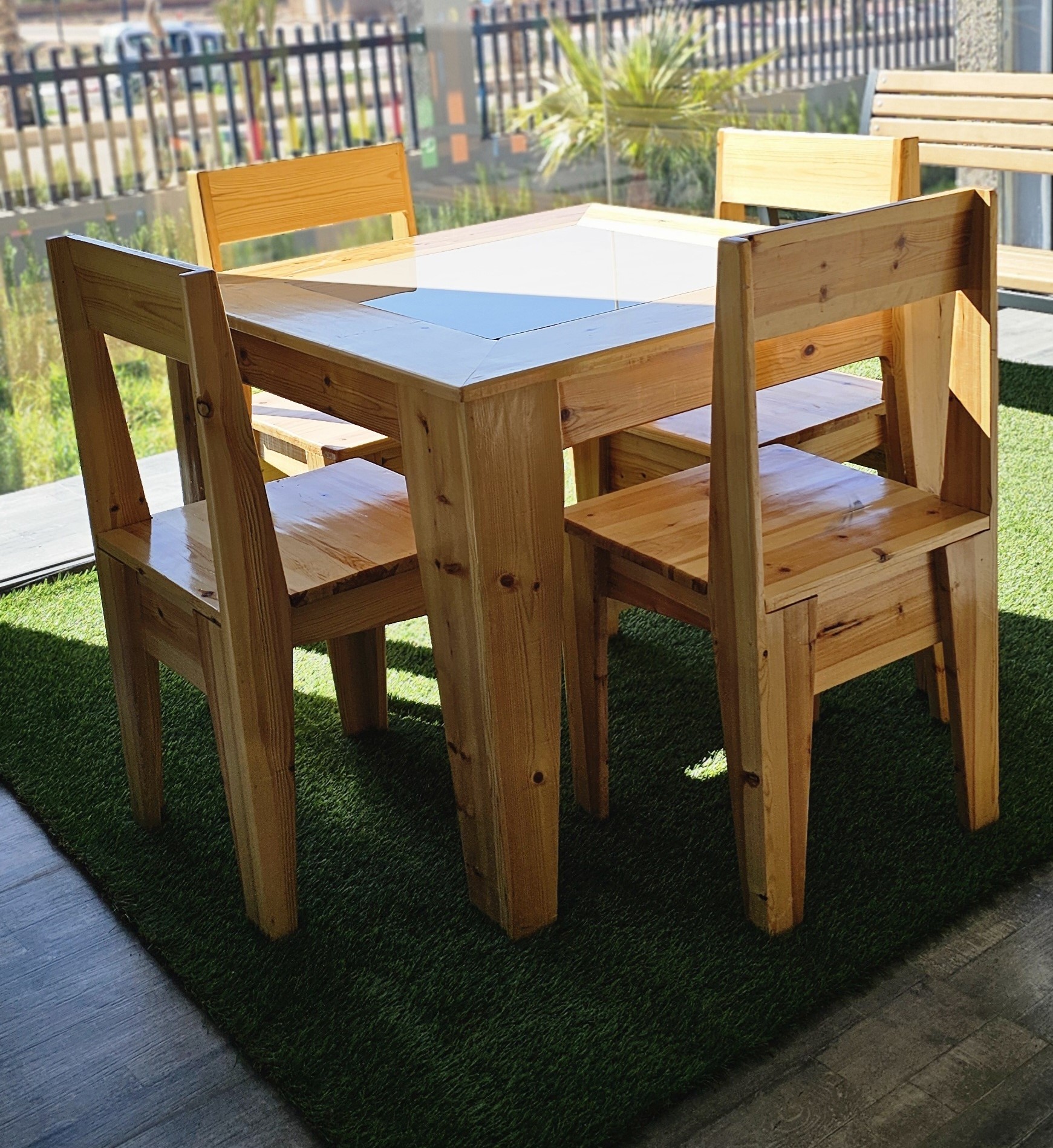 Table à manger en bois avec 4 chaises
