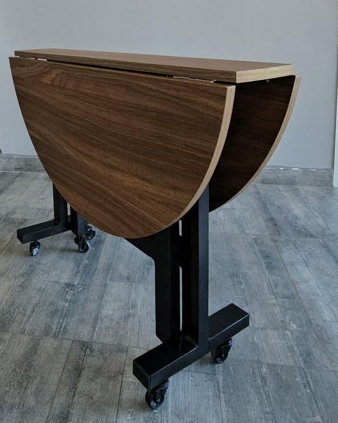 Table pliante ronde sur roulettes – Bois et métal